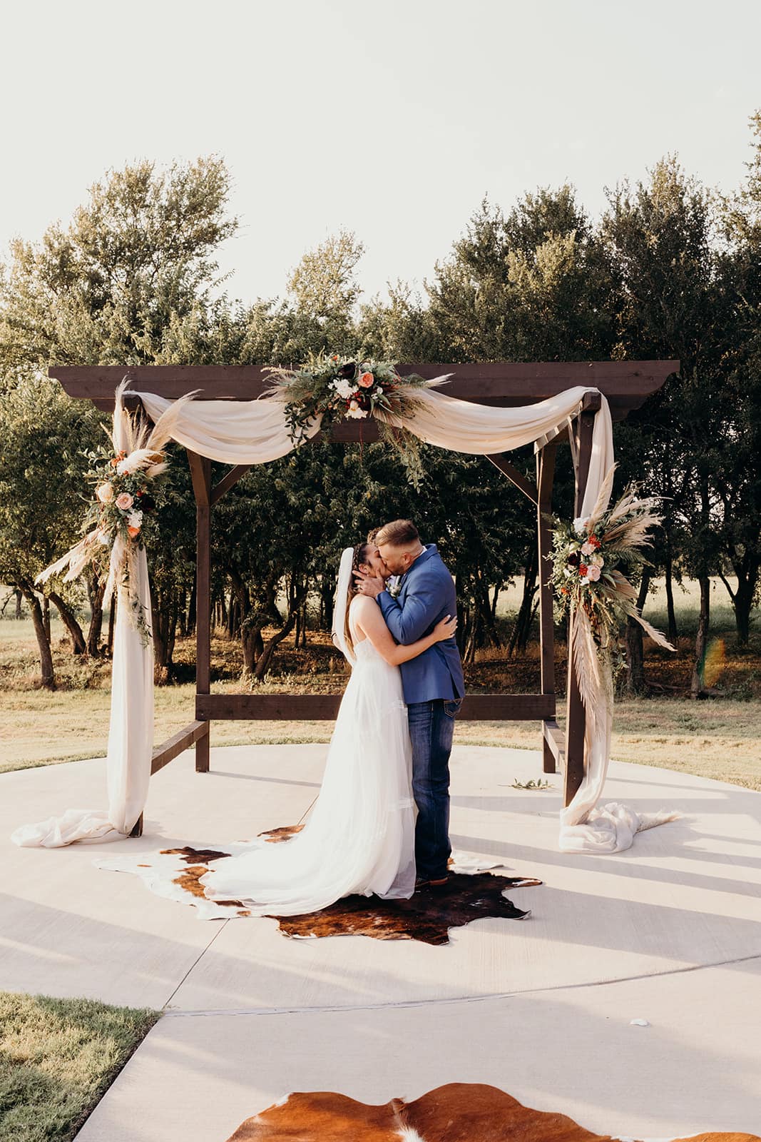 bride and groom kissing in outdoor wedding at the hidden jewel
